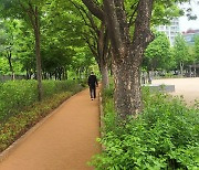 "도심속 맨발걷기 즐겨요"…광진구 구의공원에 황톳길 개장