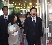 의장실 들어가는 김진표 국회의장