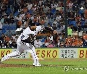 류현진, KBO 100승 달성…SSG전 6이닝 2실점 1자책(종합)