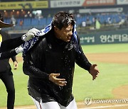 100승 물벼락 축하받은 류현진 "이런 축하 처음…기분 최고"