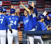 [포토]삼성 박진만 감독-구자욱, 이성규의 3점 홈런에...
