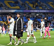 [포토]아쉬운 발걸음 ‘인천에 0-3 패배한’ 전북