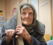 지팡이에 의지한 채 '용감한 탈출'…98세 우크라 할머니 집 생긴다