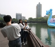 “황금연휴, 나들이객 잡아라” 유통가, 테마파크로 변신