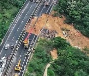 중국서 고속도로 침하로 차량 18대 추락…19명 사망, 30명 부상
