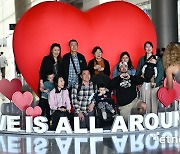 코엑스 하트 포토존에서 사진 찍는 외국인 가족