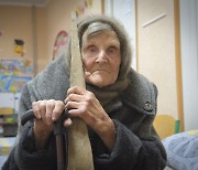 98세 우크라 할머니, 지팡이 짚고 홀로 10㎞ 걸어 러 점령지 탈출
