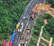 중국 노동절 연휴 첫날 고속도로 붕괴 참변…24명 사망·30명 부상