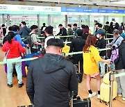 [포토] 시작된 ‘황금연휴’… 출국길 북적이는 인천공항