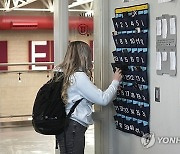“학교선 수업 집중 우선”···뉴질랜드, 교내 휴대전화 전면 금지