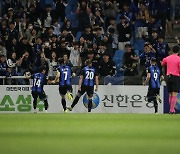 [K리그1 10R] ‘추가시간 2골 맹폭격’ 인천, 전북과 홈 경기 3-0 완승… 리그 5경기 만에 승
