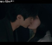 '선업튀' 변우석♥김혜윤, 키스로 연애 시작…첫사랑 이뤘지만 '피습 엔딩' [전일야화]