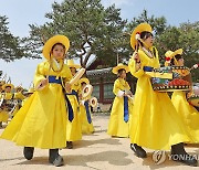 고궁을 누비며 취타대 연주하는 꼬마악단