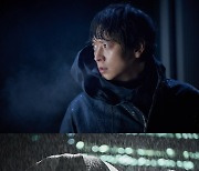 강동원 비주얼+우산 필승조합…'설계자' 5월 극장 들썩일 압도적 시너지