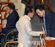 [포토]본회의, '대화하는 김기현-김도읍'