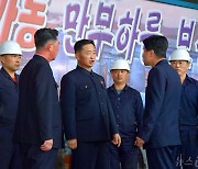 김덕훈 북한 총리, 5·1절 기념해 각지 근로자들 만나…혁신자들 축하