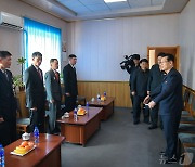 5·1절 기념 각지 근로자들 만난 김재룡 북한 당 비서