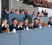 北, '중요공업부문 노동자체육경기대회' 개최…주요간부들 관람