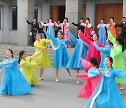 북한, 근로자의날 '5·1절' 134주년 맞아 다양한 공연으로 기념