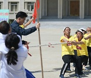 근로자의 날 맞아 줄달리기를 하고 있는 북한 노동자들