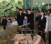 근로자의 날 맞은 북한 주민들…각지에서 뜻깊게 기념