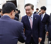 의원들과 인사 나누는 윤희근 경찰청장
