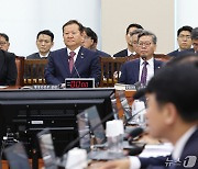 행안위 전체회의 참석한 이상민 장관