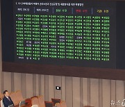 '이태원참사특별법' 가결 지켜보는 이상민 장관
