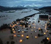 [포토]브라질 홍수…실종자 찾는 애타는 불빛