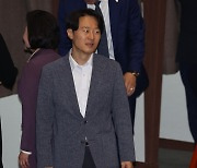본회의 참석한 이탄희 의원