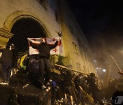 [포토]조지아 시위대 의사당 출입구 바리케이드 봉쇄
