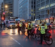[포토] 캐나다 맥길대 친팔 시위에 순찰하는 경찰
