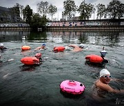 [포토] 올림픽 수영 센강에서 열릴까…센강서 수영하는 사람들
