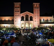 [포토] 이-팔 시위 격화…잠들지 못하는 UCLA의 밤