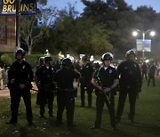 [포토] 이-팔 시위 본격화…UCLA 교정에 배치된 경찰관들