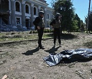 [포토]우크라 하르키우 때린 러 유도탄 주민 2명 숨져