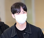 [현장포토] "눈맞춤, 스윗해"…이준호, 로맨틱 입국