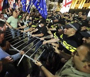 [외신사진 속 이슈人] 조지아 `언론재갈법` 반대시위 가열, 야당 당수도 폭행 당해