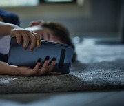 “13세 미만 어린이 스마트폰 사용 금지 검토”하는 佛…“콘텐츠 중독”