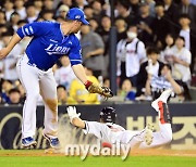 [MD포토] 조수행 '헤드퍼스트 슬라이딩으로 만들어낸 번트 안타'