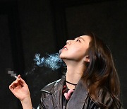 안소희, '담배 연기 내뱉는 앨리스' [사진]