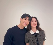 “이 커플 최고다”…정려원, 위하준♥과 다정 포즈 '20대 비주얼'