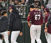 강습 타구 맞고 교체되는 김인범 [사진]