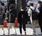 "스마트폰 보느라 잠 못 자요"… 불면증 시달리는 아이들