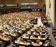 ‘반대 0명’ 이태원특별법 국회 본회의 통과…유족들 눈물