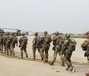 치누크 헬기로 이동하는 주한미특수전사령부 장병들