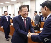인사 나누는 이상민 장관과 김교흥 위원장