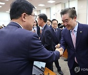 의원들과 인사하는 윤희근 경찰청장