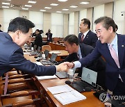 의원들과 인사하는 윤희근 경찰청장