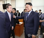 인사 나누는 윤희근 경찰청장과 김교흥 위원장